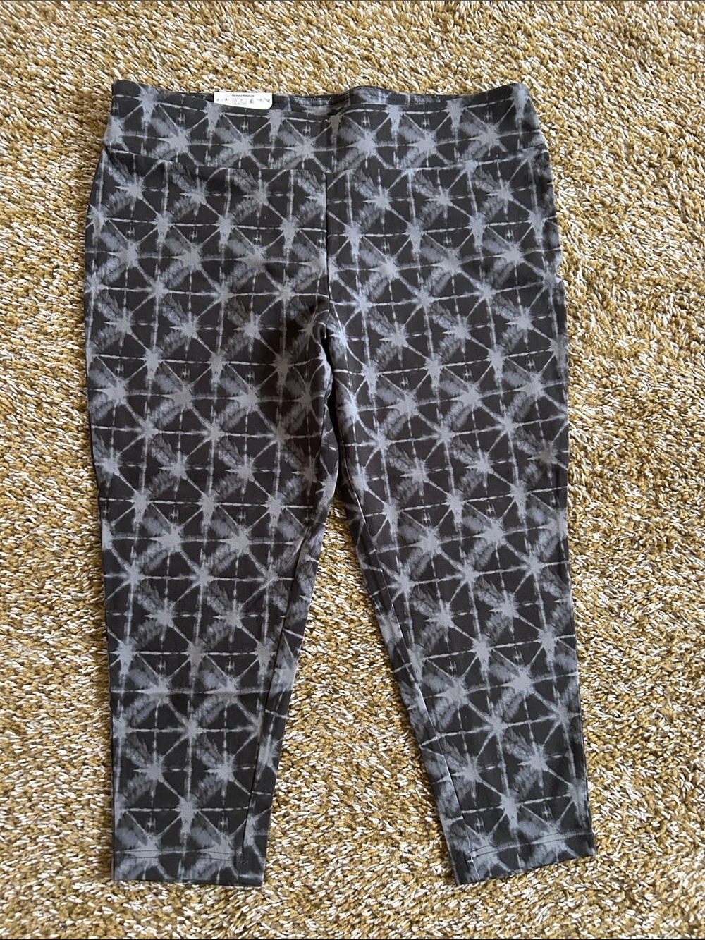 Terra & Sky Black and Gray Geometric Tie-Dye Capris